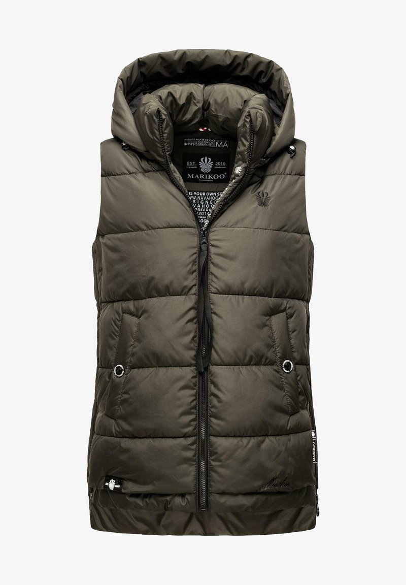 Alyvuogių žalios spalvos pūkinė liemenė su užtrauktuku, gobtuvu, dviem šoniniais kišenėmis, reguliuojama raišteliu, su logotipo siuvinėjimu ant krūtinės.