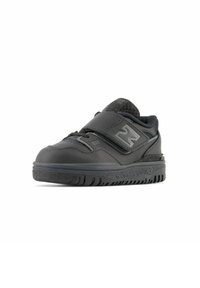 Des baskets noires pour enfants en cuir texturé, avec une sangle à boucle pour la fermeture et une semelle en caoutchouc dotée de rainures pour une meilleure traction.