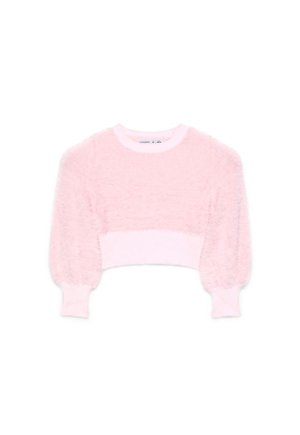 Maglia corta rosa morbida e lanuginosa con maniche lunghe a sbuffo e polsini e orlo a coste su sfondo bianco.