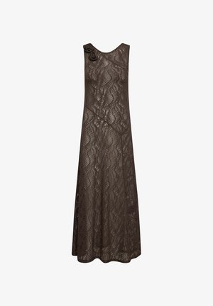 Robe en dentelle marron avec une coupe décontractée, présentant un accent floral sur une épaule et un motif de feuilles texturé sur l'ensemble.