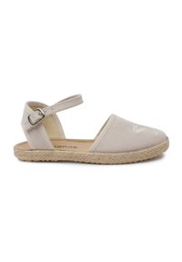 Beige canvas sandalen met een enkelbandje, espadrille-stijl met gevlochten jute zool en subtiele geborduurde details aan de voorkant.