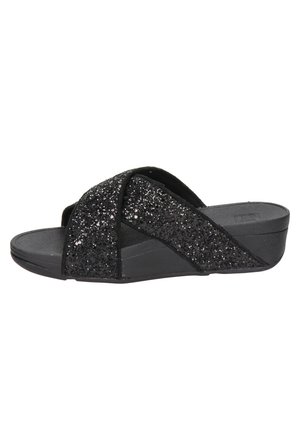 Czarne klapki z krzyżującymi się paskami o błyszczącej fakturze. Płaska podeszwa z niewielkim obcasem, wykonane z materiałów syntetycznych.