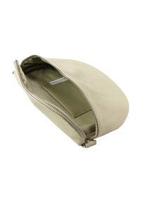 Beige leren etui met een getextureerde buitenkant, ritssluiting en groene stoffen voering. Binnenin een insteekvak. Ronde vorm.