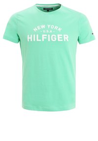 Tyrkysová bavlněná tričko s kulatým výstřihem. Na prsou je v bílé barvě potisk "NEW YORK U.S.A. HILFIGER". Krátké rukávy.