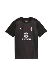 Zwarte voetbalshirt met rode verticale strepen, korte mouwen, ronde kraag, Puma-logo, AC Milan-embleem en een centraal wit logo met "FOOTBALL."