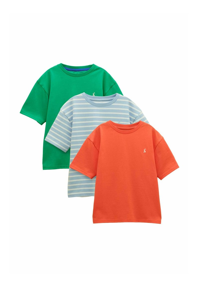 Trois t-shirts à manches courtes de couleurs vert, bleu clair à rayures blanches, et orange, disposés en chevauchement sur un fond blanc.