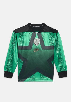 Zielona sportowa koszulka z długim rękawem z czarną gwiazdą na przedzie, czarnym kołnierzem i mankietami, srebrną tarczą oraz małym logo Nike.