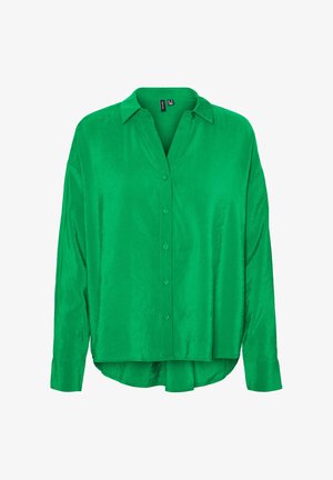 Camisa de satén verde con botones, con cuello, que presenta un corte relajado y mangas largas. La parte frontal tiene un cierre de botones vertical.