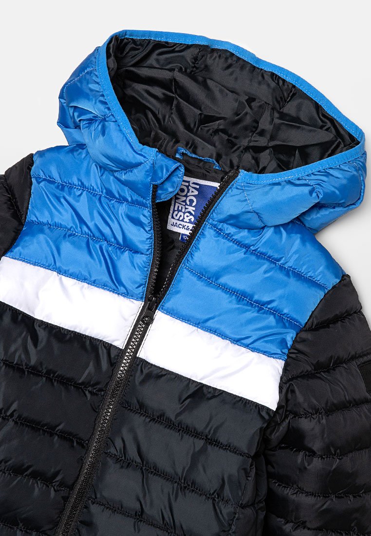 Gevoerde jas met capuchon, met een blauwe bovenkant, een witte horizontale streep en een zwarte onderkant. Ritssluiting, gequilt textuur.