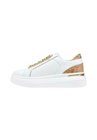Sneaker bianco in pelle con accentuazione in catena dorata, tacco beige con motivo e suola spessa bianca. Finitura liscia, punta rotonda, design moderno.