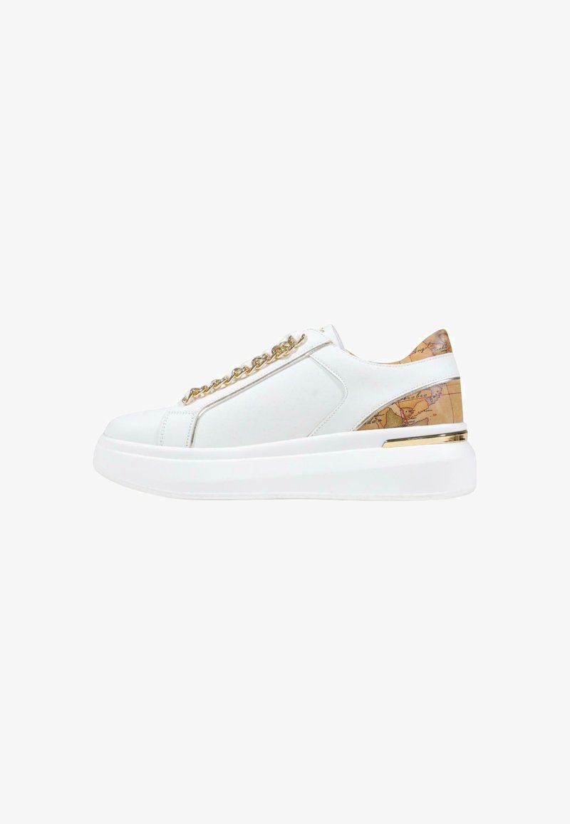 Zapatilla blanca de cuero con acento de cadena dorada, tacón beige estampado y suela blanca gruesa. Acabado suave, puntera redonda, diseño moderno.