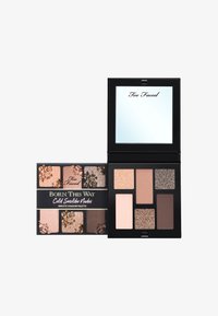 Too Faced oogschaduwpalette met een zwarte compacts. Bevat zes tinten, met matte en shimmer afwerkingen in neutrale tonen. Inclusief spiegel.