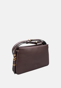 Borsa a mano in pelle marrone con forma strutturata, caratterizzata da dettagli in metallo dorato e una doppia tracolla per un trasporto versatile. Chiusura con zip.