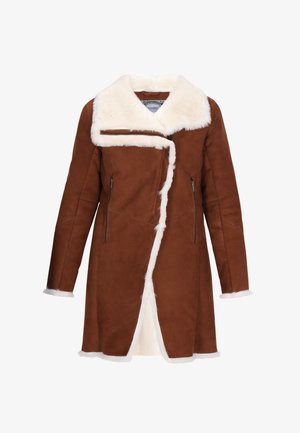 Rjava antilopasta plašč z belim umetnim krznom na ovratniku in detajlih, ki ima edinstveno asimetrično zapiranje spredaj in dva zadrževa stranska žepa.