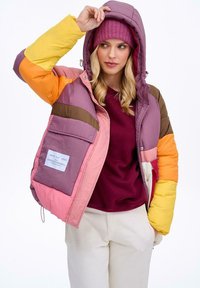 Kolorowa pikowana kurtka puchowa w odcieniach różu, fioletu, pomarańczu i brązu, z kapturem i wyraźną przednią kieszenią.