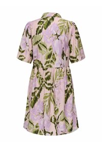 Robe courte à manches courtes, col et motif floral vert et violet sur fond rose clair.