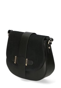 Borsa crossbody in suede nera con tracolla in pelle. Caratterizzata da accessori in metallo dorato e chiusura a pattina. Forma arrotondata con texture liscia.