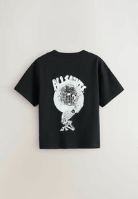 Fekete pamut póló, melyen egy nagy fehér grafika látható: egy csontváz egy diszkógömböt emel, fölötte az "ALL SAINTS" felirattal. Rövid ujjú, kerek nyakú.