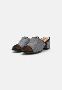 Mules ouvertes noires et argentées avec un dessus texturé orné d'un motif de strass, une semelle intérieure rembourrée et un talon carré.