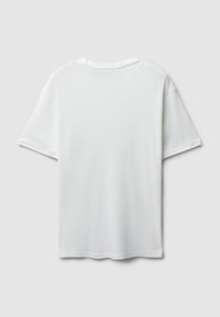 T-shirt bianco a maniche corte con un motivo testurizzato e a coste. Collo rotondo e vestibilità comoda. Spalle senza cuciture e tessuto morbido.