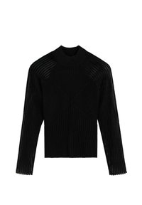 Top negro de manga larga con textura acanalada, mangas semitransparentes a rayas y un cuello alto, presenta un patrón de tejido geométrico en la parte delantera.