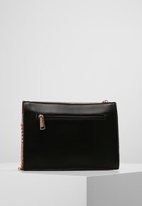 Clutch bag in pelle nera con tasca frontale con zip e hardware dorato. Presenta una forma rettangolare piatta e sottili accenti laterali.
