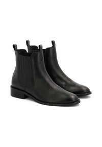 Stivaletti neri in pelle con pannelli elastici sui lati, suola piatta e linguette per infilare. Texture liscia e design a punta.