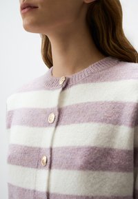 Cardigan a righe in morbido misto lana; presenta righe lavanda e bianche, collo a costine e bottoni rotondi color oro.