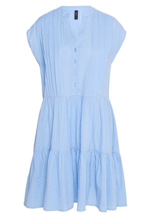 Robe bleu clair à manches courtes avec volants, col rond, plis verticaux sur le haut, quatre boutons sur le devant et jupe à étages froncée.