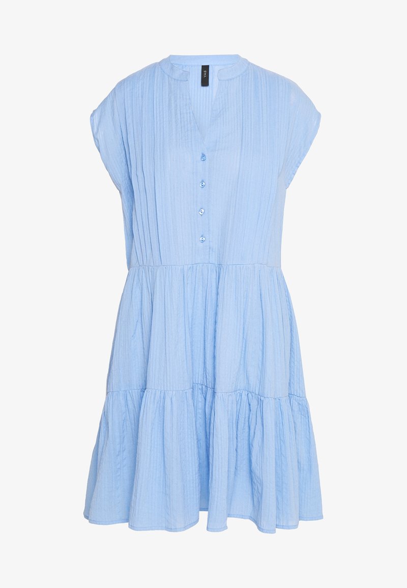 Robe bleu clair à manches courtes avec volants, col rond, plis verticaux sur le haut, quatre boutons sur le devant et jupe à étages froncée.