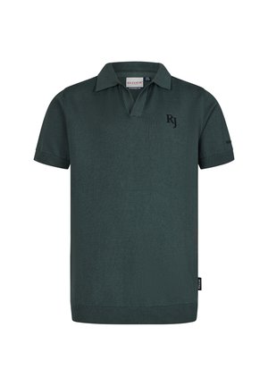 Polo di colore verde scuro con una texture a coste, maniche corte, colletto e un logo ricamato "RJ" sul petto. Design semplice.