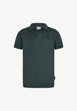 Polo di colore verde scuro con una texture a coste, maniche corte, colletto e un logo ricamato "RJ" sul petto. Design semplice.