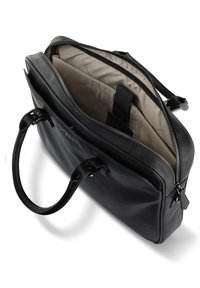 Zwarte leren tas met een gestructureerde oppervlakte, ritsluiting, dubbele bovenhandvatten en een beige voering met interne vakken voor organisatie.