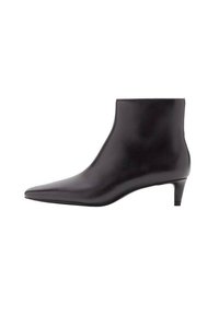 Botte en cuir noir à la cheville avec un bout pointu, texture lisse et un petit talon fin. Design minimaliste sans embellissements.