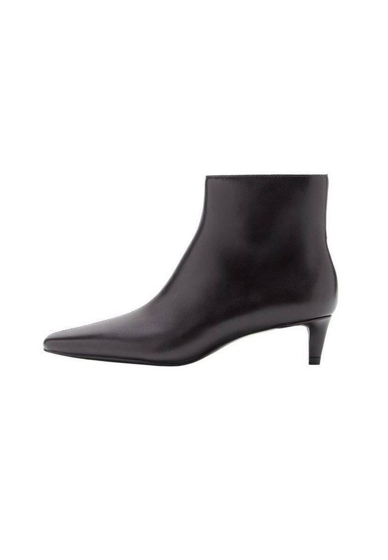 Botte en cuir noir à la cheville avec un bout pointu, texture lisse et un petit talon fin. Design minimaliste sans embellissements.