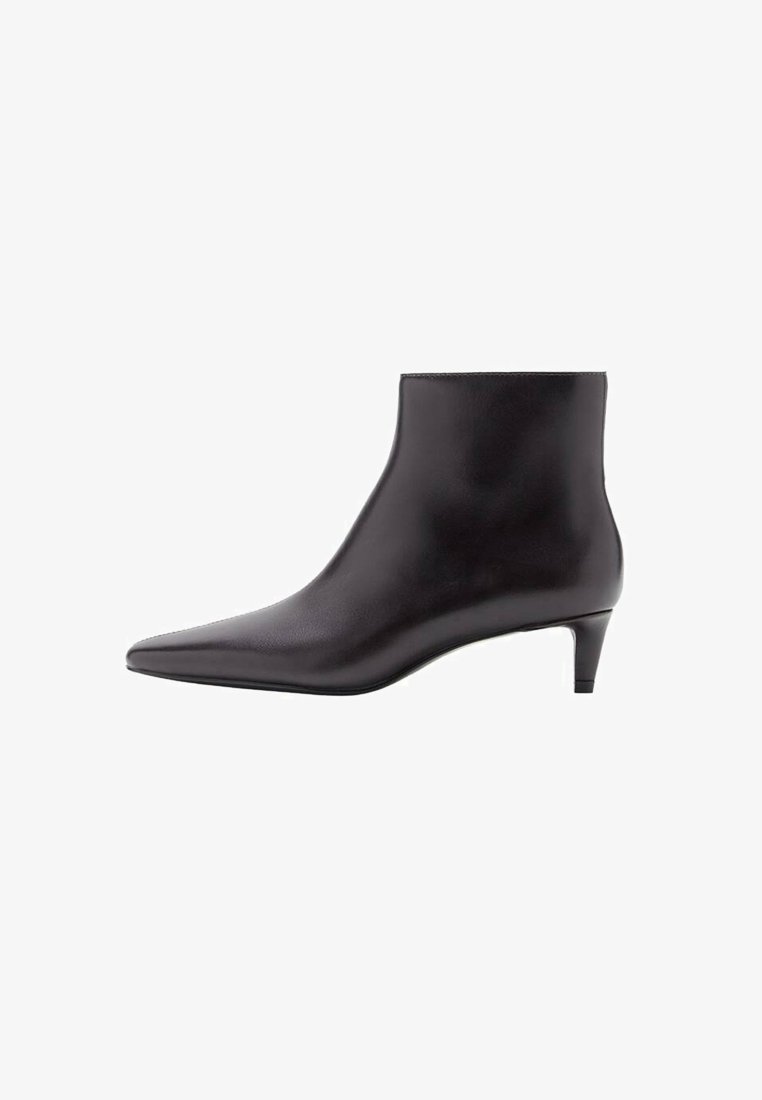 Bocanc de piele neagră până la gleznă, cu vârf ascuțit, textură netedă și toc scurt, subțire. Design minimalist, fără ornamente.