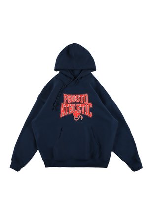 Granatowy hoodie z kieszenią z przodu, z dużą czerwoną grafiką "PROSTO ATHLETIC". Miękka tekstura, długie rękawy i regulowany kaptur ze struną.