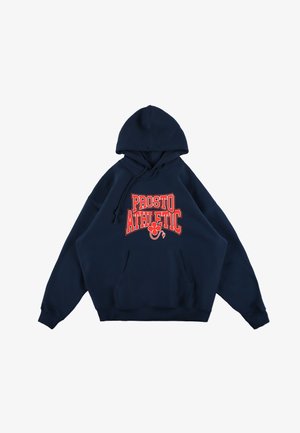Granatowy hoodie z kieszenią z przodu, z dużą czerwoną grafiką "PROSTO ATHLETIC". Miękka tekstura, długie rękawy i regulowany kaptur ze struną.