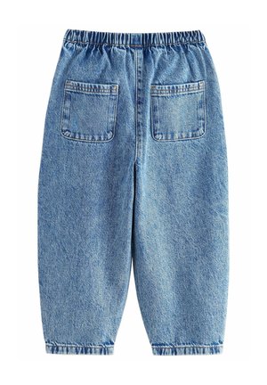 Pantalones de denim con cinturilla elástica, dos bolsillos traseros, color azul claro, corte relajado y diseño de pierna ligeramente ajustada.