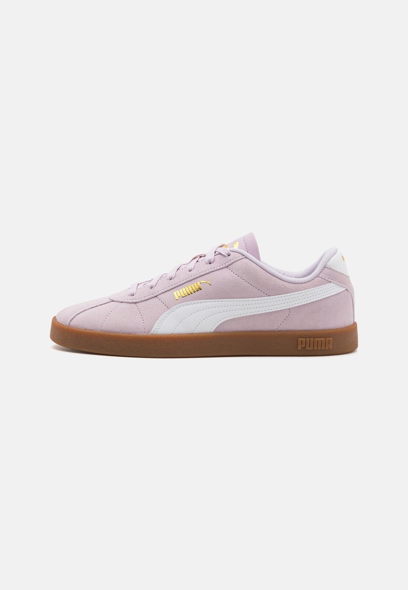 Baskets Puma violet clair avec bande blanche, semelle en gomme, logos Puma dorés sur le côté et la languette, vues de l’extérieur.