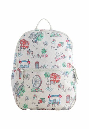 Weißer Rucksack mit bunten Illustrationen von Szenen aus London, einschließlich Bussen, Bäumen und Menschen, mit einem Reißverschluss und einem oberen Griff.