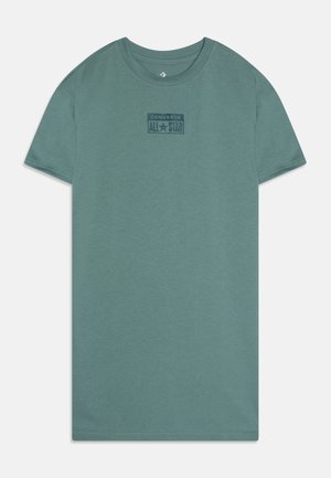 Kortærmet grøn t-shirt med rund halsudskæring og mørkegrønt "Converse All Star" logo centreret på brystet.