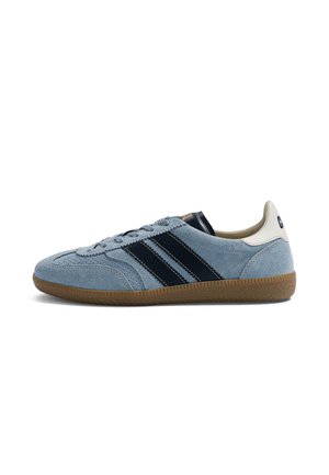Jasnoniebieski zamszowy sneaker z czarnymi paskami, gumową podeszwą i białą zakładką na pięcie, widziany z boku na białym tle.