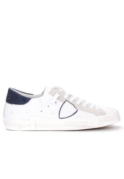 Witte sneaker met grijze en marineblauwe accenten. Beschikt over een bovenwerk van soepel leer, suède stukken en een rubberen zool. Veters aan de voorkant, minimalistisch ontwerp.