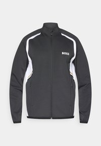 Jaqueta atlética preta com detalhes brancos, gola alta e zíper frontal. Apresenta o logótipo "BOSS" no lado esquerdo do peito e bolsos laterais.