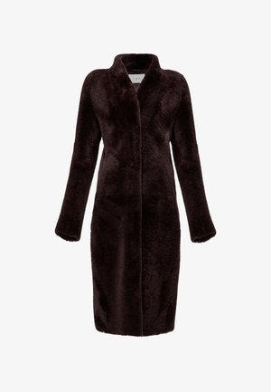 Lungo cappotto in ecopelliccia marrone scuro con design senza colletto, bottoni frontali nascosti e maniche lunghe, caratterizzato da una superficie morbida e testurizzata.