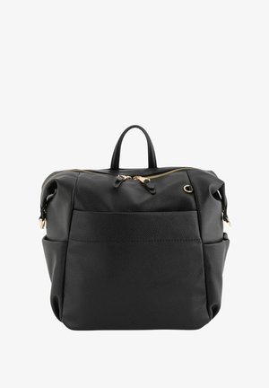 Sac à dos en cuir noir avec une finition texturée, deux fermetures éclair supérieures, une poche avant, et des accents de ferrures dorées. Design compact et structuré.