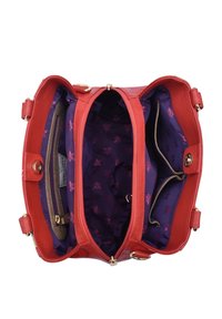 Rode leren handtas met een paarse bloemenpatroon binnenin, voorzien van meerdere compartimenten, een ritszak en gouden hardwareaccenten.