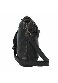 Borsa a tracolla in pelle nera con finitura texturizzata, dotata di una tracolla removibile, accessori in metallo e chiusura con zip. Tasca laterale visibile.