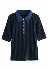Marinblå ribbad polo med en denimkrage och korta ärmar, med fem metallknappar framtill för stängning.